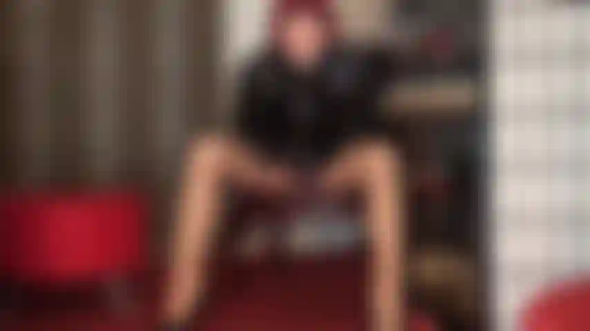 Trag dein weichei-höschen, während du den großen schwarzen schwanz deiner herrin anbetest. Ich bin eine . Spür deine eier in diesem höschen, sie werden voll bleiben, denn der einzige schwanz, der heute lust bekommt, ist meiner. Fülle ein anderes höschen mit ihrem sperma, dieses hier ist für deinen mund.