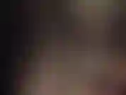 Eine ledergöttin mit einem massiven schwarzen trevor-strapon. Sexy bh, korsett, handschuhen, hut, langem mantel und overknee-stiefeln, um meine leder- und schwanzliebenden subs zu necken.