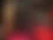 Eine fetischgöttin aus glänzendem vinyl – eine herrin in einem komplett schwarzen, glänzenden pvc-outfit, die in diesen engen jeans und stiefeln ihren fantastischen hintern und ihre fantastischen beine zur schau stellt.