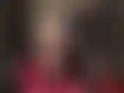 Die arsch und beine in einem glänzenden schwarzen pvc-tanga-bodysuit und hauchdünnen schwarzen strumpfhosen verehrt.