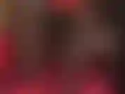 Die von den seidigen nylonschenkeln der herrin unter ihrem schreibtisch gereizt wird.