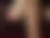 Fußfetisch in hellbraunen nylons und nackt mit öl – die herrin zerreißt ihre strumpfhose, um sie in diesem seltenen clip an ihre rot lackierten nackten füße zu bringen.