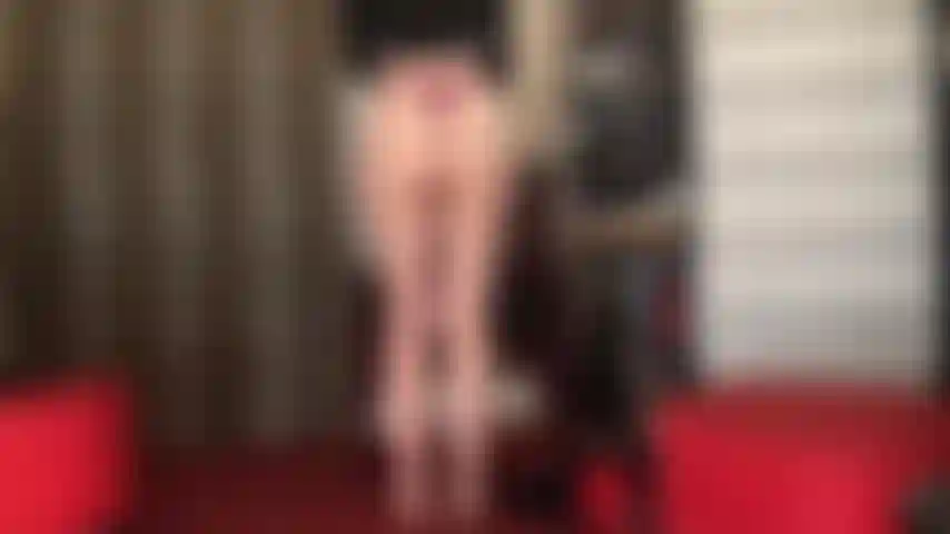 Von nackten beinen und po bis hin zu netzstrumpfhosen – du genießt es, herrin vivian beim wechseln zwischen verschiedenen strumpfhosen oder strümpfen zuzusehen. Nahtnetzstrumpfhosen werden mit kurzen stiefeln und einem schwarzen satin-bikini-höschen kombiniert. Heiß!