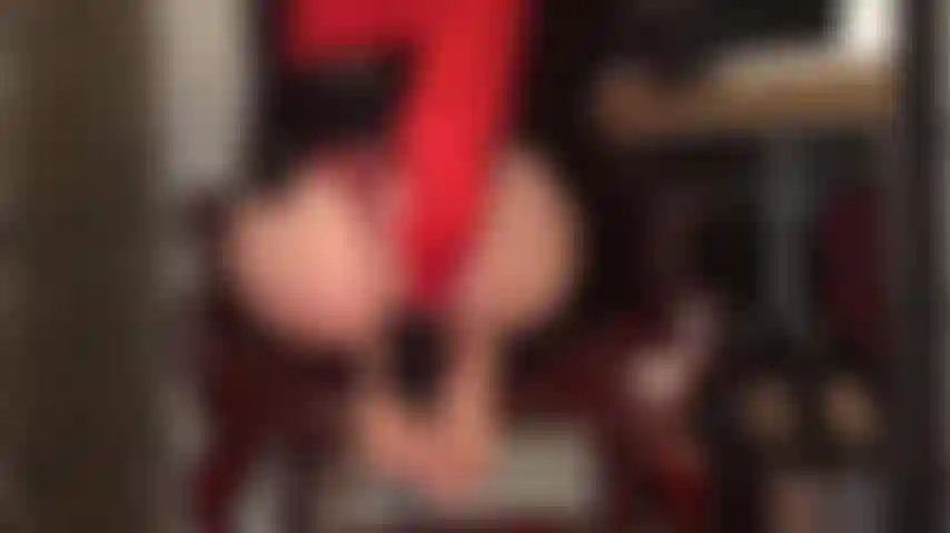 Eine verführerin von hinten in hauchdünnen hautfarbenen strumpfhosen. Mit ihrem strumpfhosenarsch auf deinem gesicht, stell dir vor, wie du deinen schwanz zwischen diese unglaublich weichen nylonsohlen schiebst.