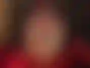 Barfußanbetung, streicheln eines weißen strap-ons. Herrin vivian zeigt ihre perfekten nackten füße, sexy hohen fußgewölbe, süßen zehen und weichen sohlen, während sie ihren großen weißen schwanz wichst.