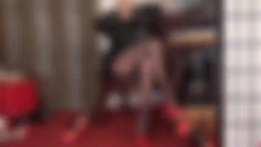 Trage eine braune strumpfhosenmaske, lege die nylonfüße hoch und die behandschuhten hände der herrin kreisen um deinen ganzen schwanz.