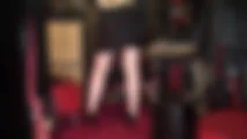 Zeige meine milchweißen nackten beine mit einem kurzen shirt und lackpumps mit roter sohle.