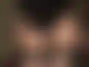 Herrin vivian neckt mit ihrem perfekten runden hintern in mehrlagigen strumpfhosen und strümpfen und einem sexy schwarzen body.