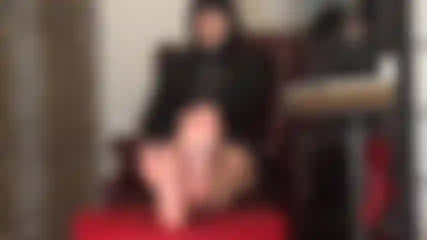 Fußfetischistin – nackte füße, die schön wackeln, hohes fußgewölbe, gespreizte zehen.