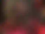 Upskirt-teaser in einem sexy engen lederrock, schwarzen strumpfhosen und spitzenstrümpfen mit schenkelhohen lederstiefeln.