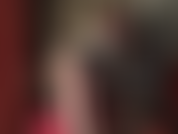 Perfekt von kopf bis fuß – verehre die nackten füße von herrin vivian in riemchensandaletten und ihre langen nackten beine und ihren hintern bis hinauf zu einem sexy lederketten-teddy.