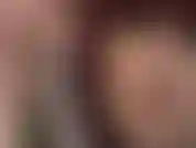 Handjob auf einem unbeschnittenen dildo mit handschuhen und bloßen händen.