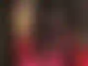 Körperanbetung in lederkorsett, handschuhen, mattschwarzen leggings, strumpfhosen und riemchensandalen.