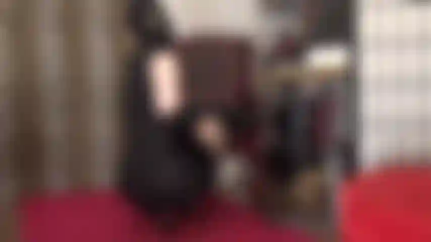 Glänzende graue strumpfhose, pumps mit roter sohle und lycra-outfit mit kapuze.