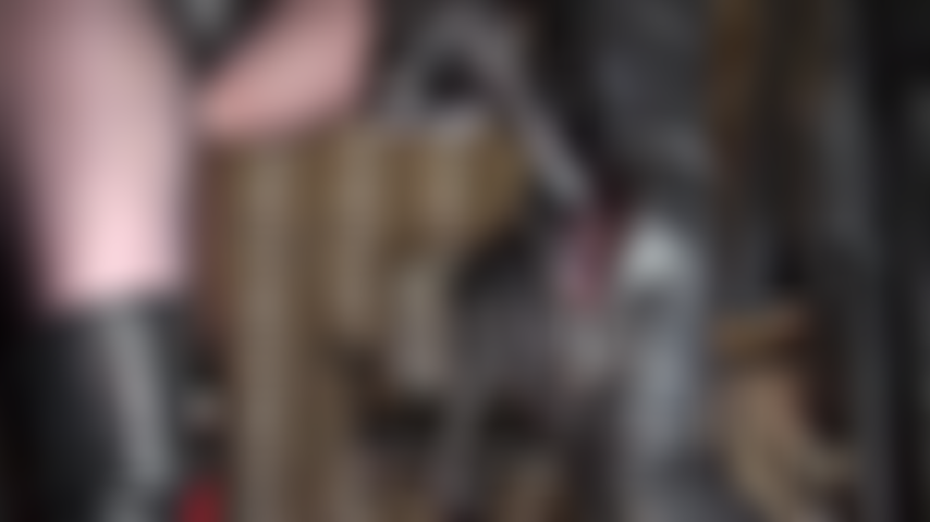 Die duftenden strumpfhosenfüße der herrin, die direkt aus einem paar lederstiefeln kommen, werden ihnen zusammen mit ihrem in nylon gekleideten hintern direkt ins gesicht gedrückt.