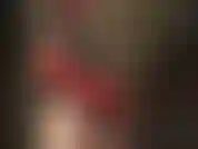 Eine latex-herrin mit strapon-dominanz und einem riesigen schwarzen schwanz.