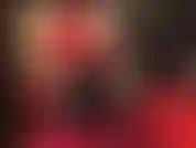 Hüften, arsch, beine, schritt – die dame hockt sich hin, um mit glänzenden strumpfhosen arsch und schritt zu necken. Hätten sie nicht auch gerne ihr gesicht direkt darunter...?