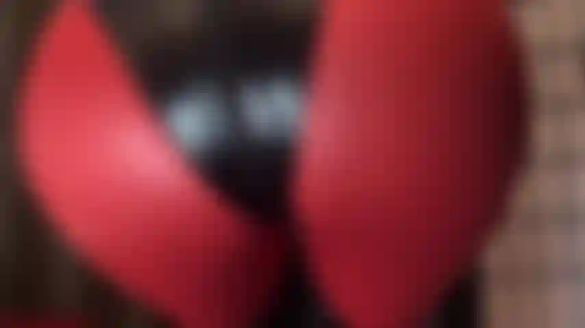 Bete meinen hintern in diesem unglaublichen fetisch-outfit aus roten spandex-leggings und pvc-bodysuit an.