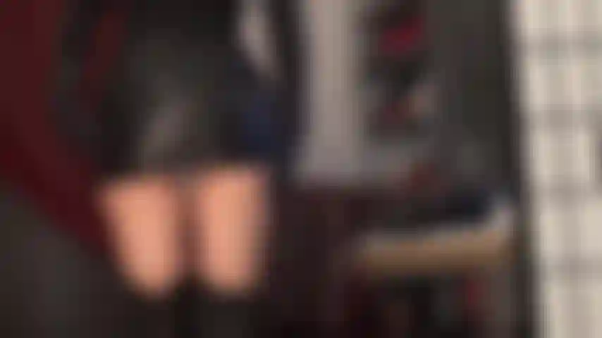 Wichs auf meinen lederarsch im engen schwarzen lederminirock. Schmecke die spucke aus meinem lederarsch und meinem mund. Kannst dich kaum beherrschen angesichts der upskirt-ansichten. Die herrin gewährt dir zum abschluss einen blick auf ihren strumpfhosenarsch.