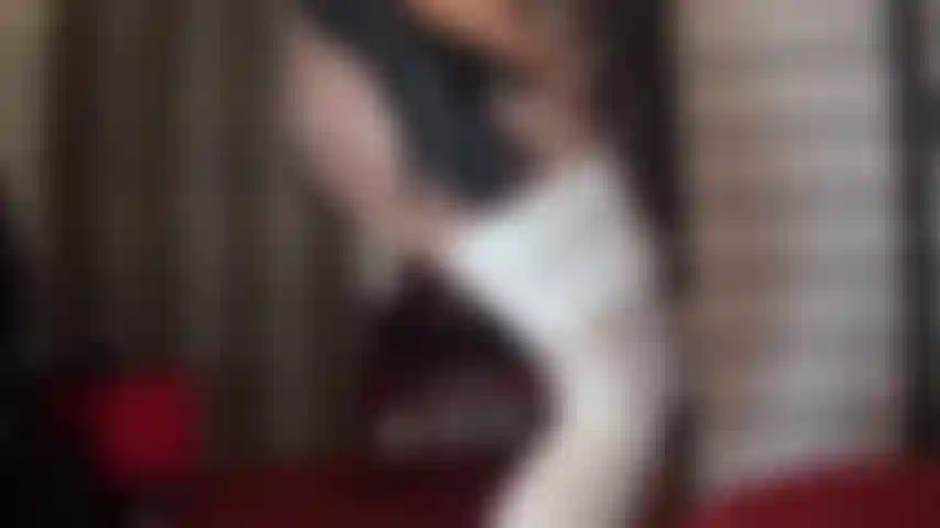 Strapon-fick in wunderschönen glänzenden weißen spitzenstrümpfen über glänzenden hellbraunen strumpfhosenschichten und sexy roten absätzen.