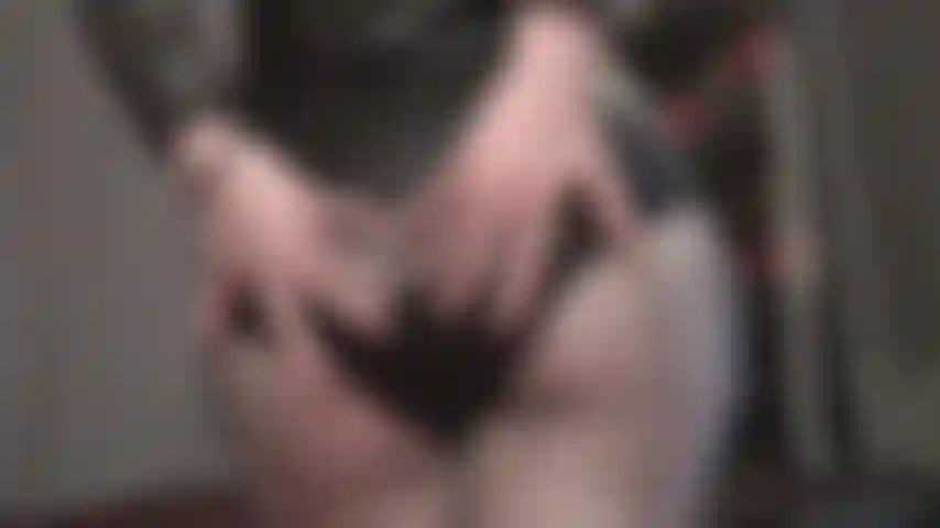 Netzstrumpfhosen und heiße shorts bringen den unglaublichen hintern von herrin vivian wirklich zur geltung.