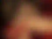 Herrin vivian reibt einen weißen dildo überall herum und klemmt ihn zwischen ihren erstaunlich langen beinen in diesem wunderschönen grauen paar nahtstrümpfe mit strumpfhalter-imitat, gemusterten strumpfhosen, satinhandschuhen und stilettos ein.