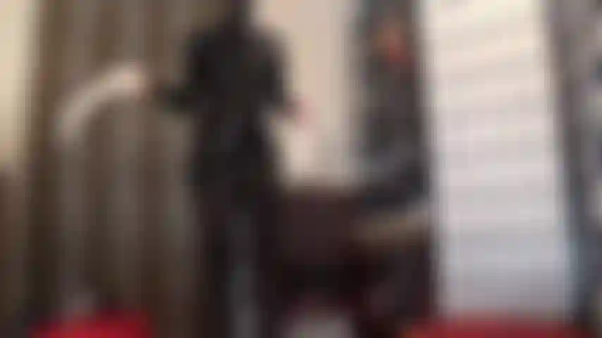 Latex-gummi-fetisch – herrin in schwarzem latexkleid und gummihaube, dazu ein paar weiße latexhandschuhe für ein intensives schwanzmelken.