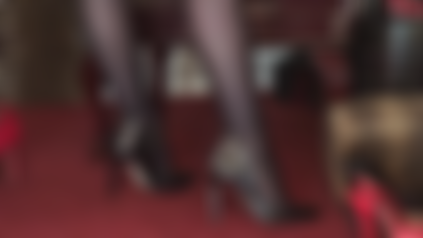 Schwarzes leder, hohe rückenlehne, korsettschnürung und schlanker stilettoabsatz – was für ein glück, dass sie dieses fabelhafte paar high heels an den füßen der herrin verehren dürfen.