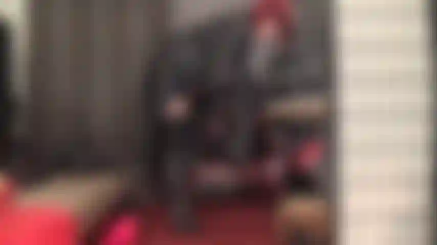 Eine lederherrin, die sie in hohen stiefeln, einem langen mantel, einem kurzen rock und mit verführerischen upskirt-ansichten wild macht.