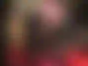 Herrin verlangt die anbetung ihres tollen hinterns, ihrer beine und füße in einem glänzenden schwarzen latexrock und strümpfen und gewährt einen blick unter den rock auf die gummihöschen.