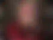 Die beinliebhaberin wird mit einem langsamen, sexy, sinnlichen necken der erstaunlichen übereinandergeschlagenen strumpfhosenbeine und hübschen nylonfüße der herrin verführt.