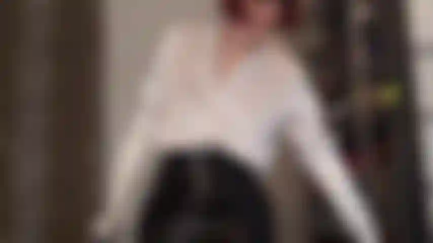 Seidiger weißer satin und glänzender schwarzer lack – du liebst die glänzende kleidung der herrin, hier eine weiße satinbluse mit passenden handschuhen, weiße glänzende strumpfhosen, hohe schwarze stiefel und ein lack-minirock. Deine fetischträume werden wahr.