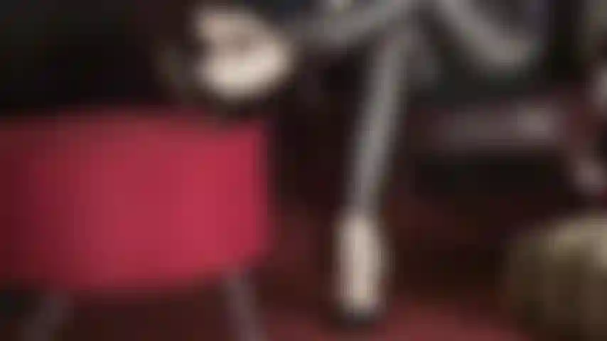 Komm in die glänzenden spandex-leggings der herrin – das verlangen, den unteren teil ihrer engen hose zu ficken, wird von tag zu tag stärker. Schließlich gibt sie nach und melkt deinen schwanz zwischen den schichten.