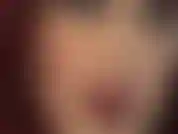 Verführerische lippen, durchdringende blaue augen. Genießen sie diese nahaufnahme von herrin vivians gesicht.