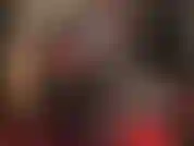 Die schwarze satinshorts verehrt – so eng und glänzend, perfekt für die fantastischen kurven der herrin.