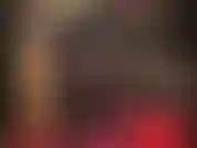 Ein blickdichter schwarzer nylon-bodystocking und leder – wie eine sexy bösewichtin ist herrin vivian in einen schwarzen catsuit und lederhandschuhe, ein korsett und stiefel gekleidet und verlangt nach anbetung.