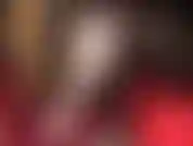 Verführung in weißer unterwäsche – herrin neckt mit ihren sexy langen beinen und füßen in spitzenstrümpfen.