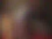 Körperanbetung – die herrin neckt mit ihren kurven in einem sexy, engen, figurbetonten kleid und dem, was darunter ist, einem strumpfgürtel mit 12 riemen und nahtstrümpfen.