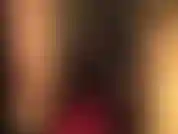 Die strumpfhosenschenkel schimmern in einem dezenten dunkelgrün, während die lederhandschuhe der herrin langsam über beine und stiefel gleiten...