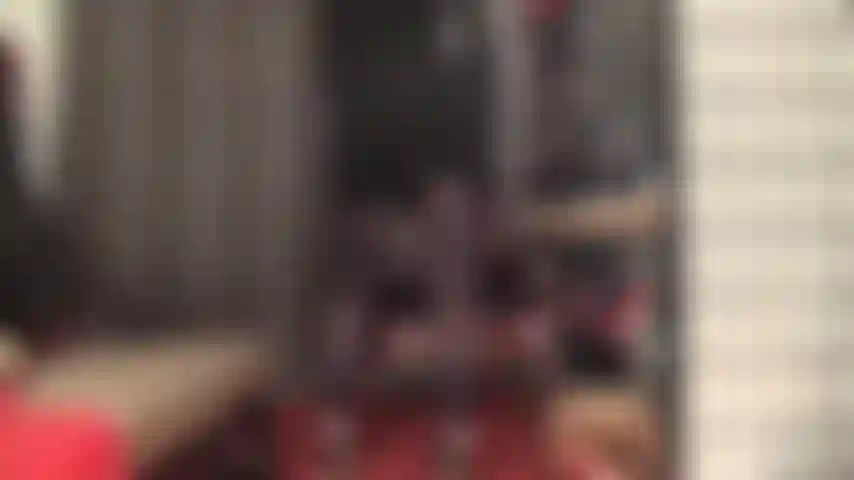 Blickdichte schwarze nylon-leggings und neckische nacktfüße.