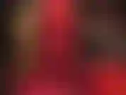 Die arsch und beine in rot verehrt – metallisch glänzende rote shorts und strumpfhosen, dann rote leggings und rote absätze.