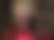 Unglaublich lange beine in einer schicken, durchsichtigen schwarzen strumpfhose mit naht und hohen roten plateaustiefeln. Unter der strumpfhose trage ich ein hübsches spitzenhöschen, das sie in den wahnsinn treiben wird.