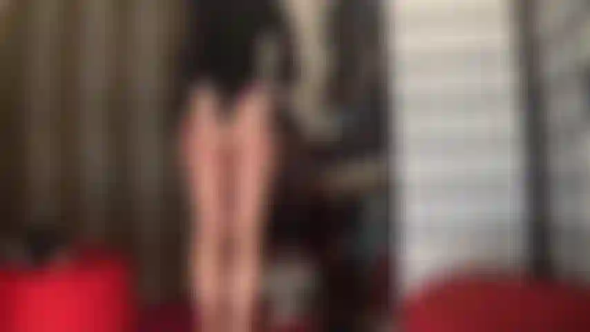 Körperanbetung – bewundern sie die wohlgeformten kurven, die nackten beine, den hintern, den rücken und den bauch der herrin.