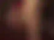 Die gerne baumelt und schuhe spielt, in roten lederpumps und glänzenden strumpfhosen.