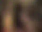 Die pelzherrin verlangt die anbetung ihrer sexy, glänzenden strumpfhosenbeine und high heels mit hilfe ihrer reitgerte, die sie auf alle richtigen stellen zeigt.