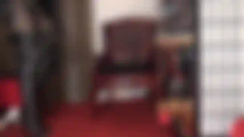 Eine leder-femdom-göttin mit einem riesigen schwarzen strap-on – hohe stiefel, ein winziger lederrock, heiße strumpfhosen und ein riesiger bbc gehören dir, um dich zu verehren.