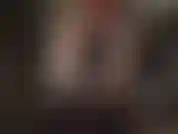 Latex-catsuit-strapon-dominanz – der dicke schwarze gummischwanz glänzt genauso wie der enge latex-catsuit der herrin.