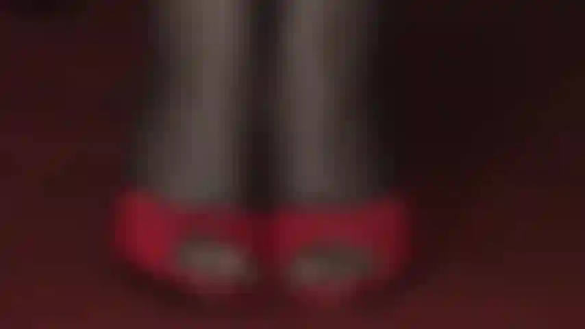 Strumpfhosen in mehreren lagen und nylonzehen, die in pantoletten mit hohen absätzen wackeln, sind deine schwäche.