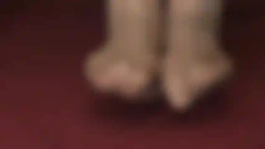 Die füße meiner hellbraunen strumpfhose sind mit spucke bedeckt – leckerer spucke tropft auf die füße deiner göttin und macht diese nylonzehen so nass.