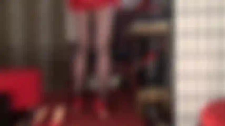 Süchtig nach den strumpfhosenfüßen und dem hintern meiner herrin – während der latexgeruch im raum liegt, komm und schnuppere, beginnend bei meinen weichen nylonsohlen. Der duft ist berauschend. Jetzt reibe dich an diesen wundervollen sohlen, während du meinen hintern riechst.